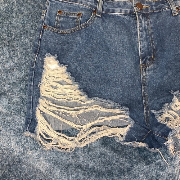 Boohoo distressed high waisted denim shorts - Picture 3 of 6
